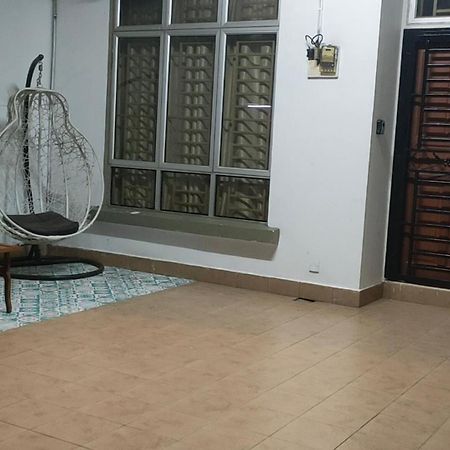 Zulaikha'S Homestay Ulu Tiram Johor Bahru Esterno foto