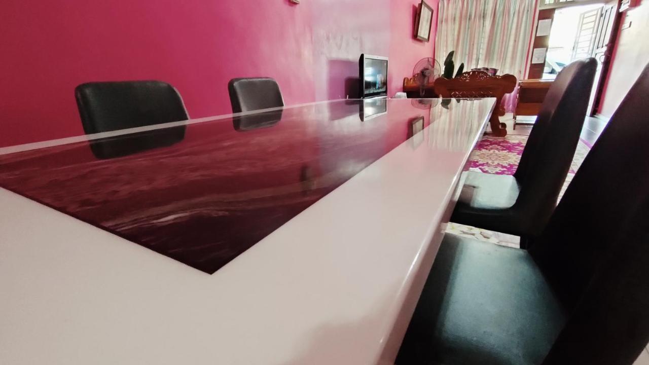 Zulaikha'S Homestay Ulu Tiram Johor Bahru Esterno foto